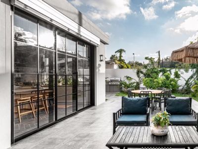 יציאה לחצר ופינת ישיבה קליל באוהאוס 7600 דלת הזזה קיסריה