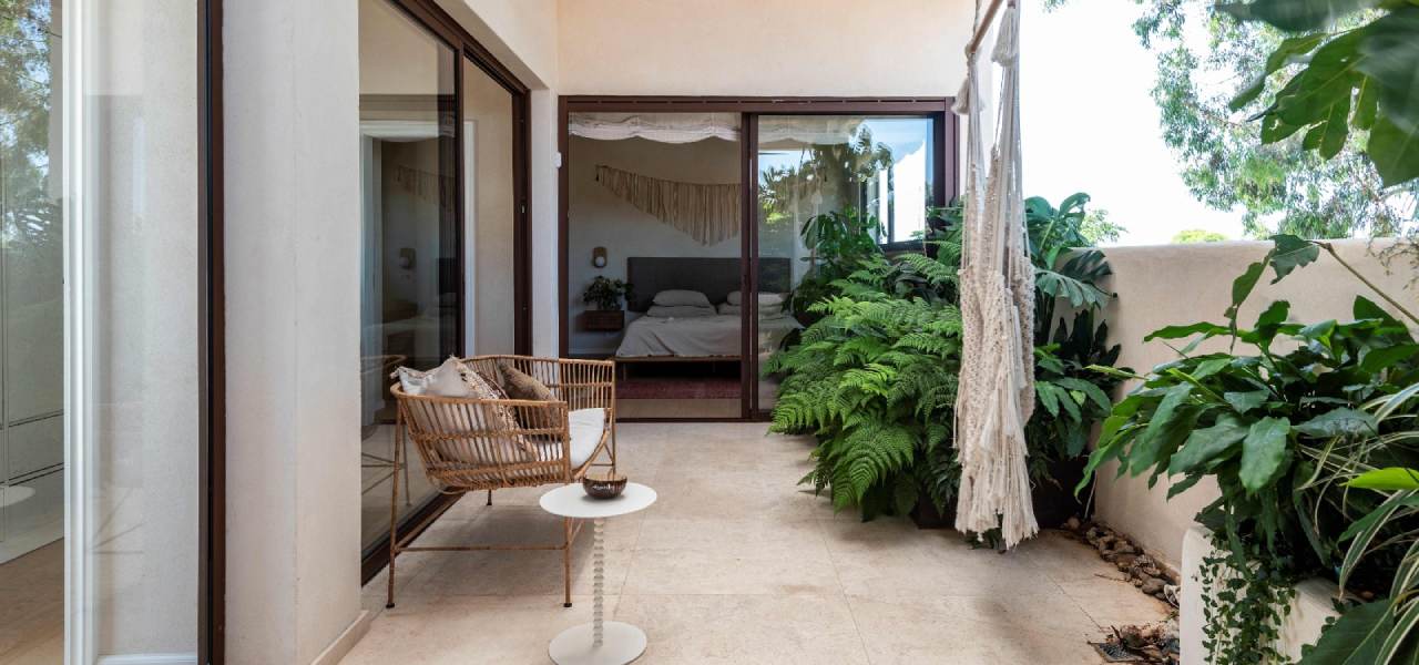 בית הפטיו בשרון דלתות ויטרינה הזזה יציאה למרפסת קליל בייסיק 9000 מורן פרי אוקון