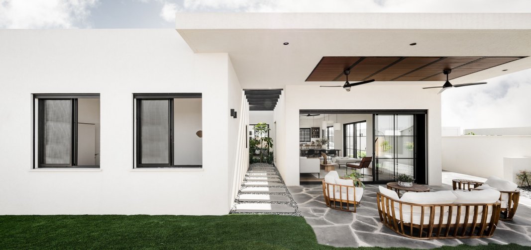 מבט מבחוץ בית בסגנון באוהאוס לבן דלתות מסדרת 7600 וחלונות מסדרת 1700 מבית קליל