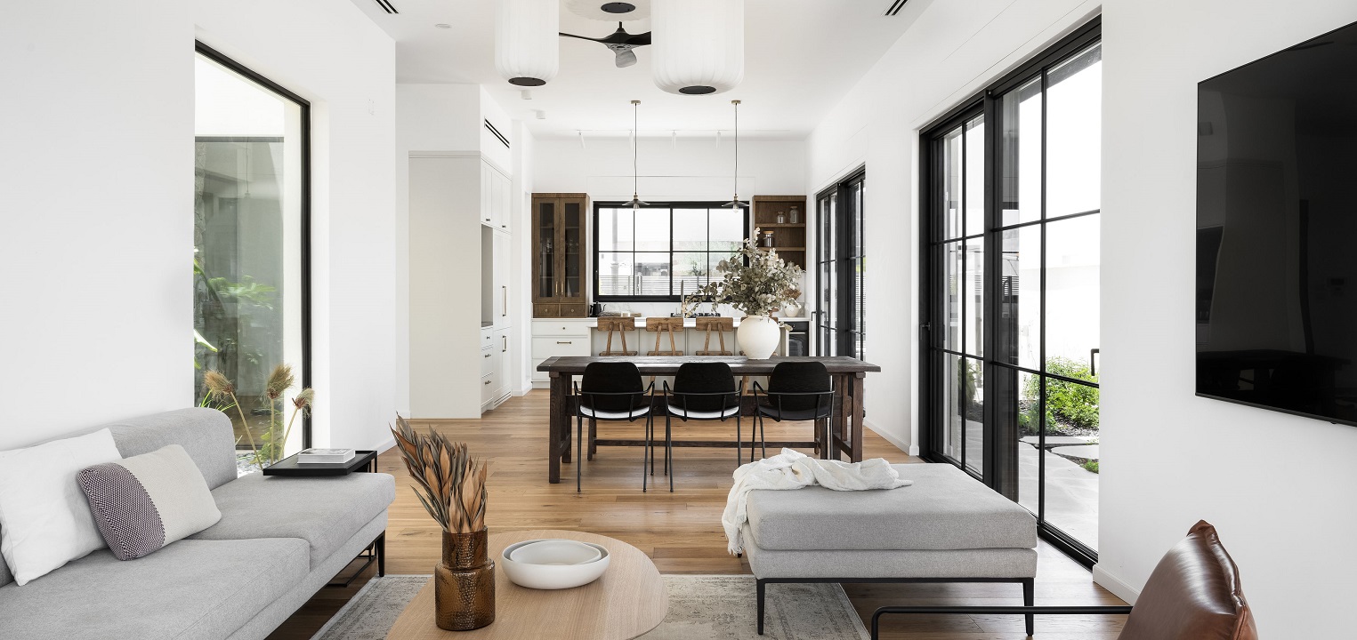 מבט מהסלון בית בסגנון באוהאוס חלונות ודלתות מסדרות 7600 ו 5600 מבית קליל