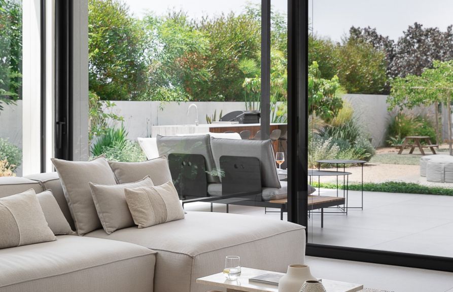 יציאה לפטיו קליל דלתות הזזה באוהאוס 2600