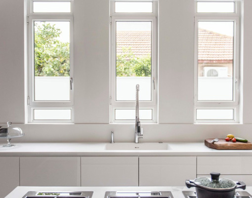 קליל בייסיק 5500 חלון ציר בשילוב קבוע עליון ותחתון פתח תקווה מטבח לבן