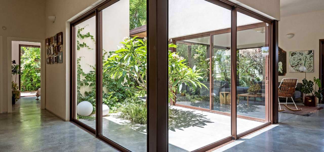 בית הפטיו קליל בייסיק 9000 דלתות הזזה ויטרינה יציאה לגינה מורן פרי אוקון