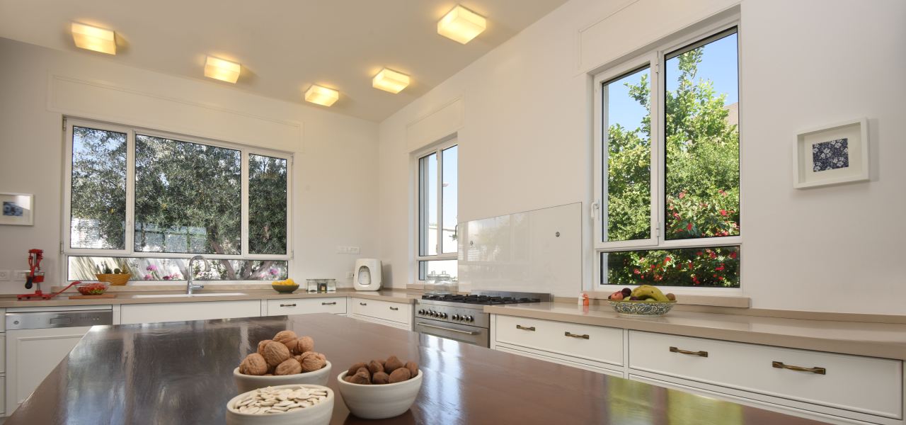 קליל בלגי 4300 חלון ציר על קבוע צד בשילוב קבוע תחתון + 2 כנפי ציר בשילוב קבוע אמצעי ותחתון קיבוץ בחן בלגי מטבח לבן