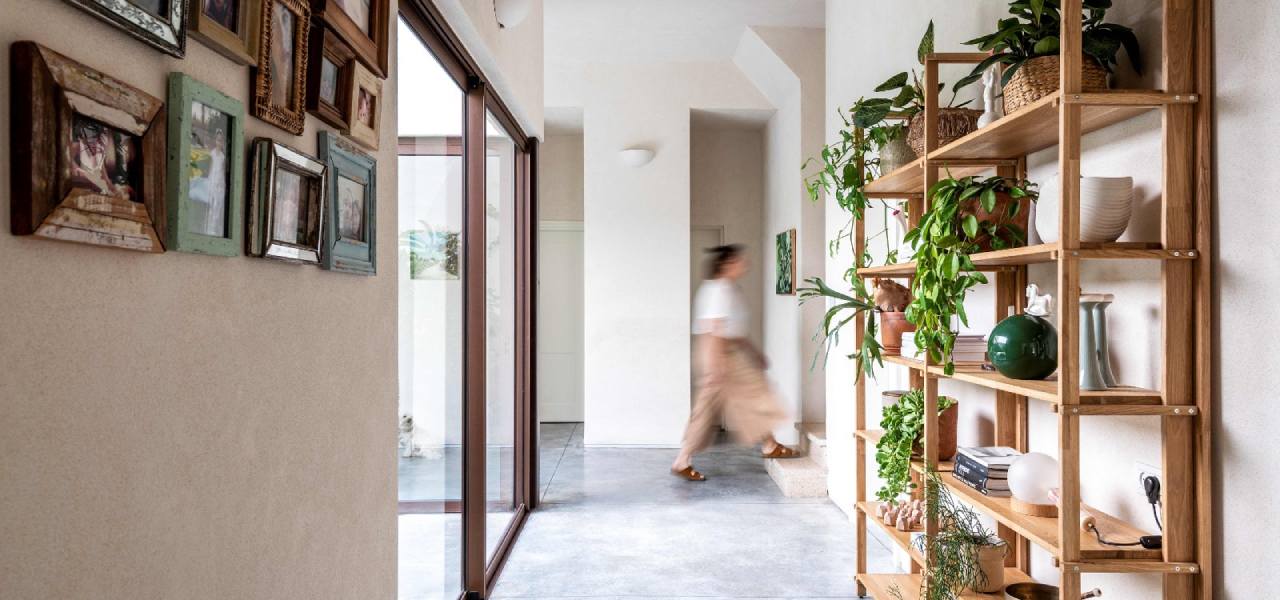 בית הפטיו בשרון דלתות ויטרינה הזזה מסדרון יציאה לגינה קליל בייסיק 9000 מורן פרי אוקון