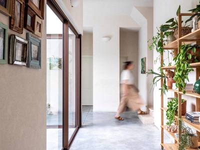 בית הפטיו בשרון דלתות ויטרינה הזזה מסדרון יציאה לגינה קליל בייסיק 9000 מורן פרי אוקון