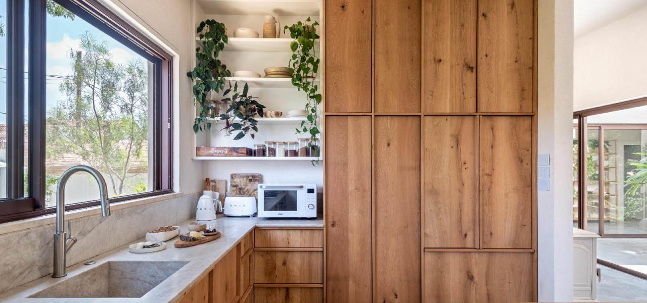 בית הפטיו בשרון חלונות הזזה למטבח קליל בייסיק 9000 מורן פרי אוקון