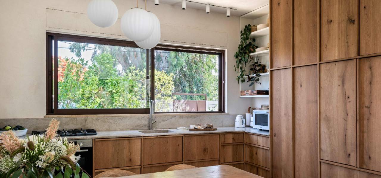 בית הפטיו בשרון חלונות הזזה במטבח קליל בייסיק 9000 מורן פרי אוקון