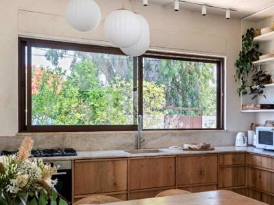 בית הפטיו בשרון חלונות הזזה במטבח קליל בייסיק 9000 מורן פרי אוקון