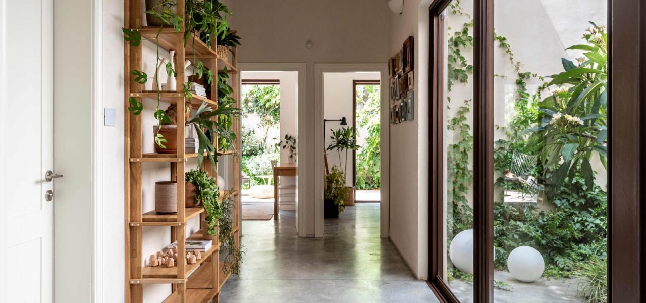 בית הפטיו בשרון דלתות הזזה ויטרינה מסדרות דלת יציאה לגינה קליל בייסיק 9000 מורן פרי אוקון