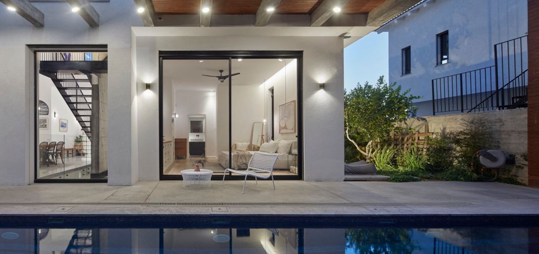 דלתות הזזה ליציאה לבריכה בסגנון FINE מסדרת 9400