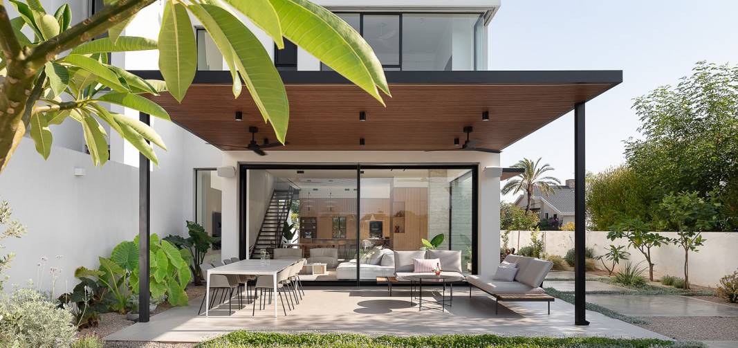 מבט מבחוץ דלתות הזזה למפתחי ענק 2600