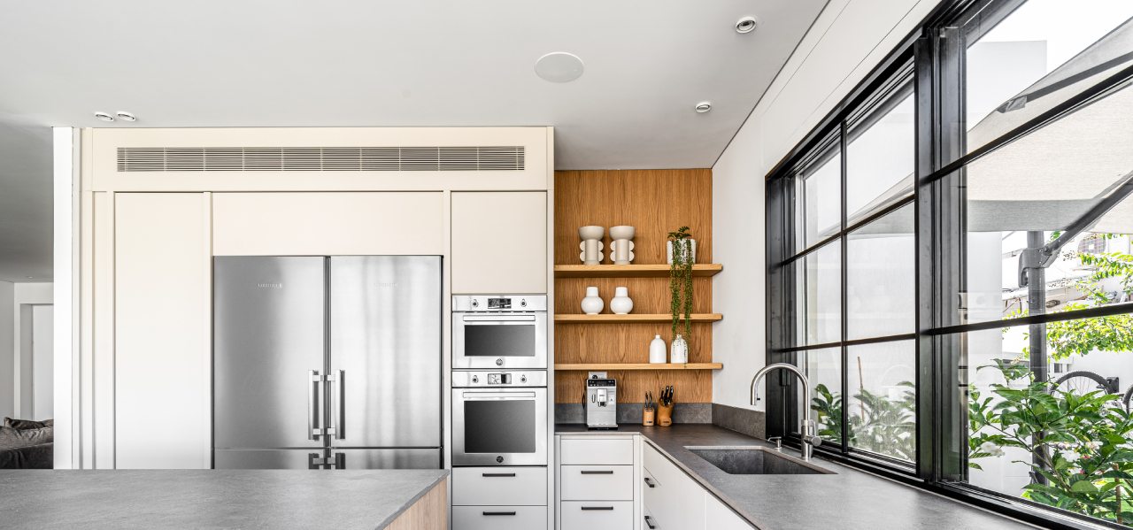 אורלית בן יוסף מטבח קליל באוהאוס 1600 חלון הזזה שחור