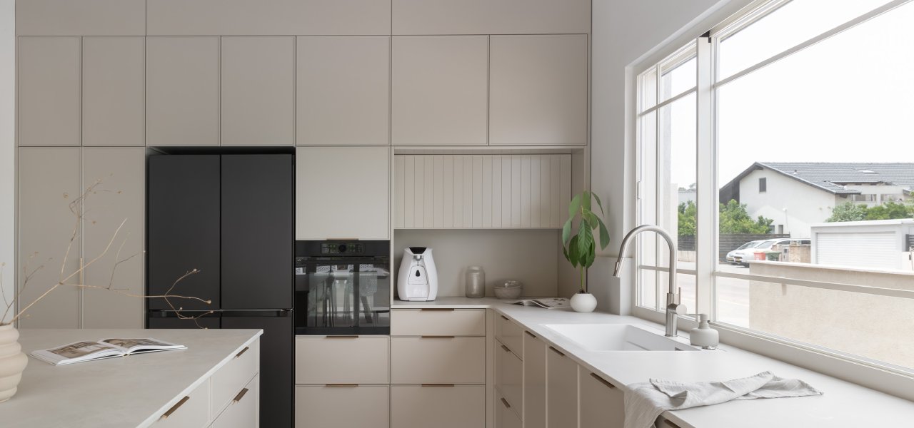 יד חנה באוהאוס חלון הזזה מטבח לבן הילה גדעוני