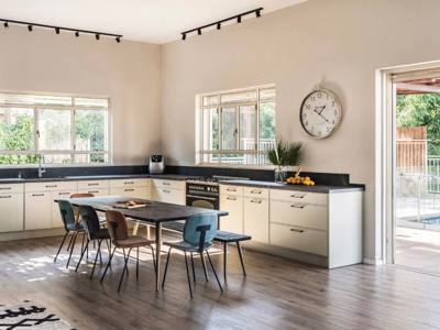 קליל בלגי 4300 חלון ציר דו כנפי בשילוב קבועי צד וקבוע עליון ותחתון גן יבנה בלגי מטבח לבן