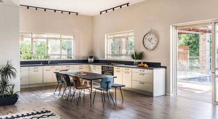 קליל בלגי 4300 חלון ציר דו כנפי בשילוב קבועי צד וקבוע עליון ותחתון גן יבנה בלגי מטבח לבן