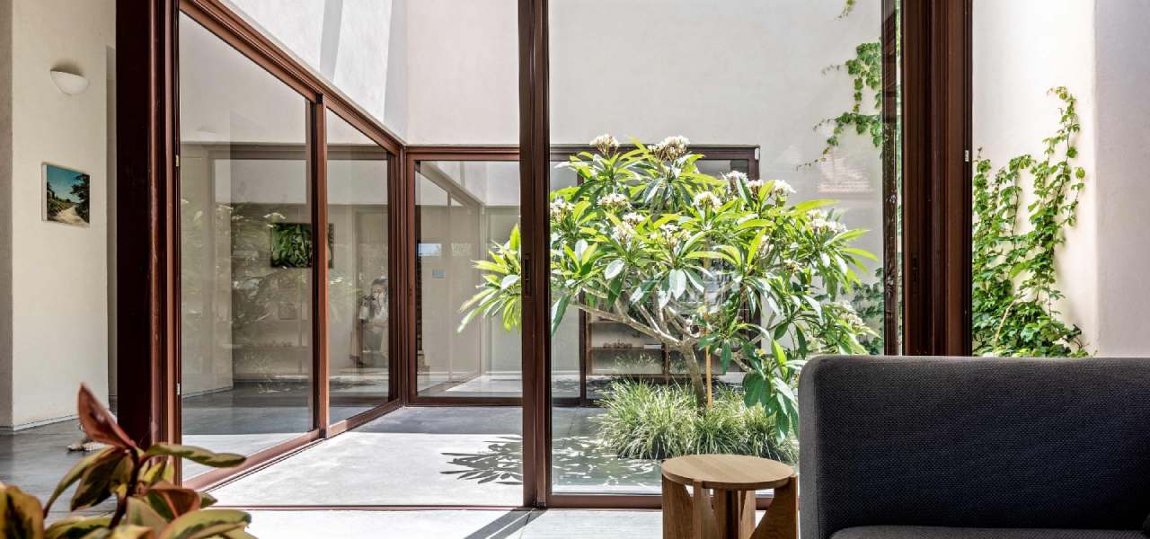 בית הפטיו בשרון דלתות ויטרינה הזזה יציאה לגינה פנימית קליל בייסיק 9000 מורן פרי אוקון (2)