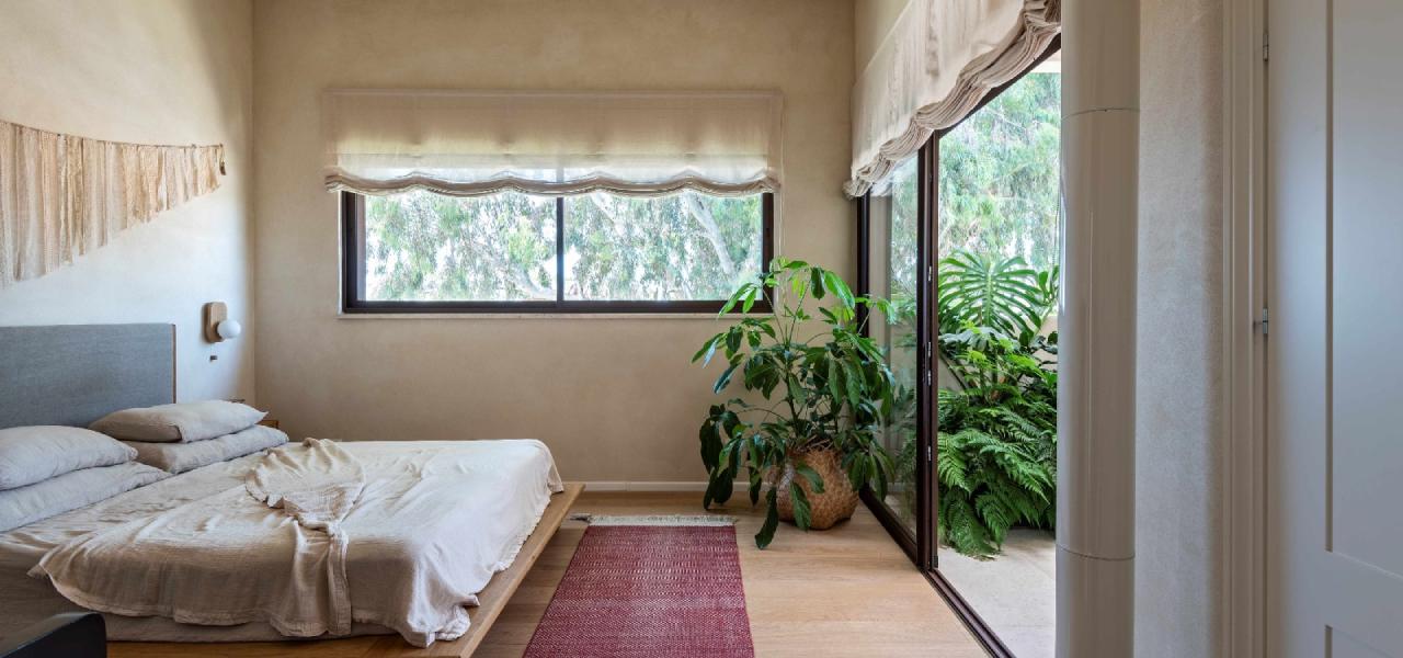 בית הפטיו בשרון חלונות ודלתות ויטרינה הזזה חדר שינה מאסטר קליל בייסיק 9000 מורן פרי אוקון