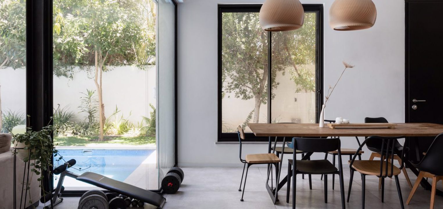 שרון אקר פינת אוכל ויציאה לבריכה /חצר חלון ודלת הזזה 9400 קליל שחור