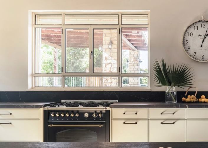 קליל בלגי 4300 חלון ציר דו כנפי בשילוב קבועי צד וקבוע עליון ותחתון גן יבנה מטבח לבן