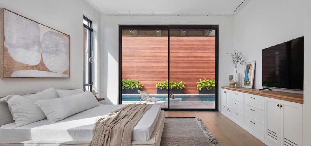 דלתות הזזה לחדר השינה במראה מינימליסטי מסדרת FINE 9400 של קליל