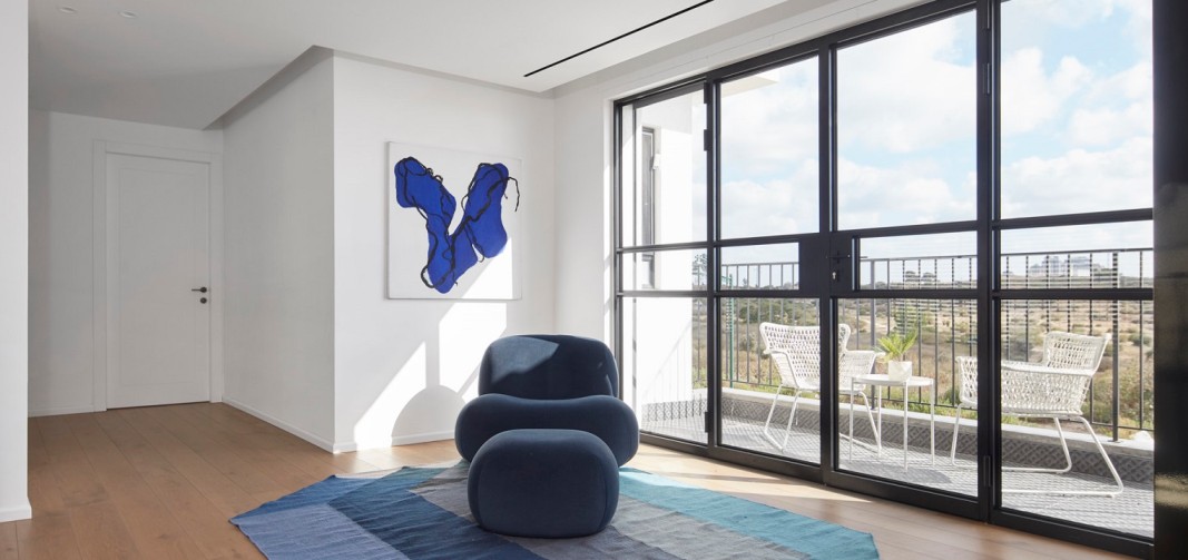 דלתות למרפסת בפתיחת ציר בסגנון באוהאוס מסדרת 5600 של קליל