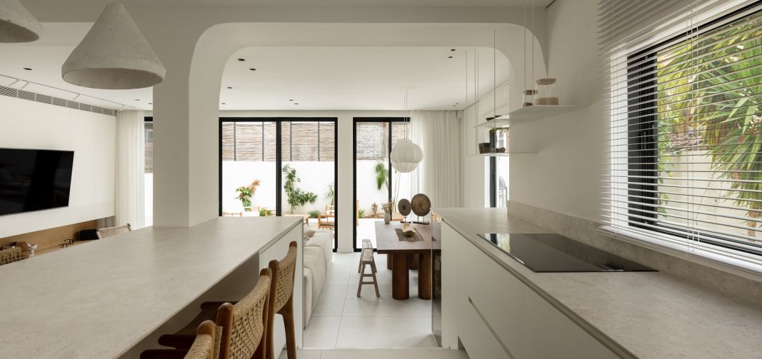 חלונות ודלתות הזזה המאפשרים כניסה מירבית של אור ורמת גימור מושלמת באוהאוס 7600 של קליל