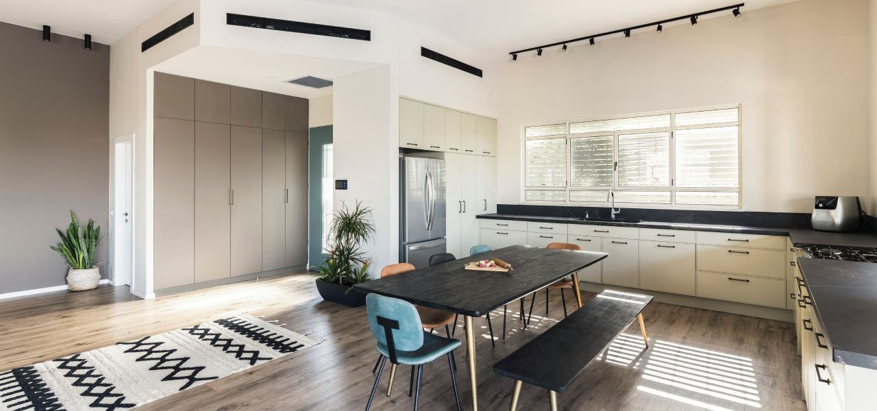 קליל בלגי 4300 חלון ציר דו כנפי בשילוב קבועי צד וקבוע עליון ותחתון מטבח לבן