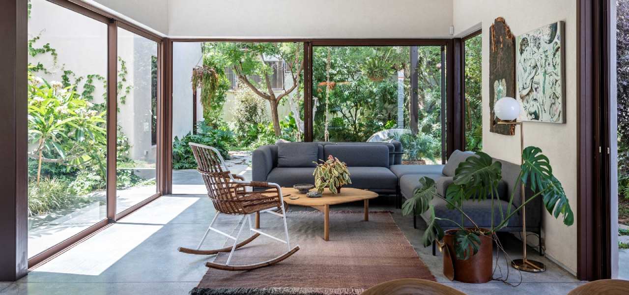 בית הפטיו בשרון דלתות ויטרינה הזזה לסלון קליל בייסיק 9000 מורן פרי אוקון