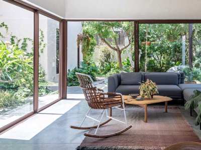 בית הפטיו בשרון דלתות ויטרינה הזזה לסלון קליל בייסיק 9000 מורן פרי אוקון