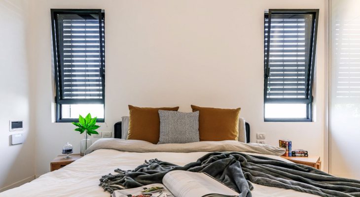 קליל בייסיק 5500 חלון ציר דרייקיפ בשילוב קבוע תחתון גבעת השלושה בייסיק חדר הורים שחור