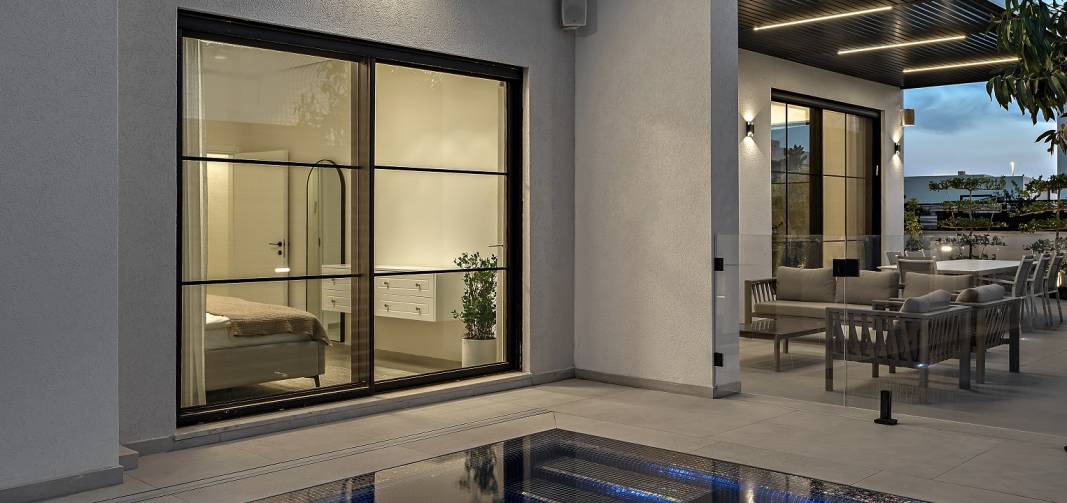 יציאה לפטיו עם דלתות הזזה ברמת גימור מושלמת באוהאוס 7600