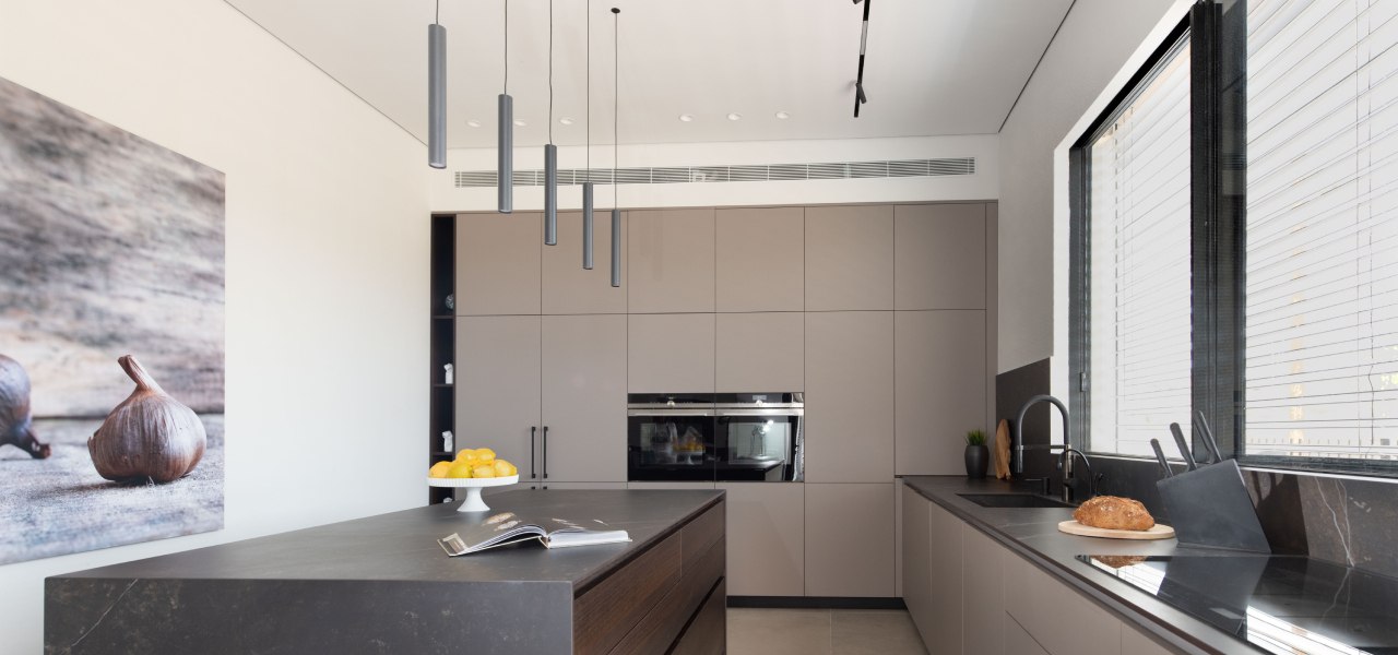 קליל באוהאוס 1600 חלון הזזה מתן תריס באוהאוס מטבח שחור