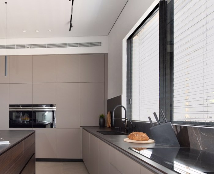 קליל באוהאוס 1600 חלון הזזה מתן תריס באוהאוס מטבח שחור