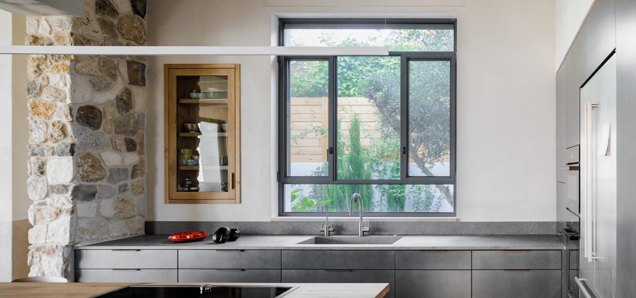 קליל חלון הזזה שחור באוהאוס 7600 מטבח