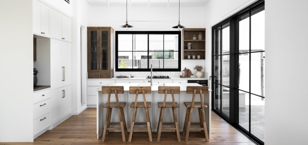 פינת אוכל בית בסגנון באוהאוס דלתות וחלונות מסדרת 7600 של קליל