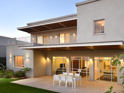 קליל בלגי 4300 דלת ציר דו כנפי בשילוב קבועי צד וקבוע עליון קיבוץ בחן בלגי סלון לבן