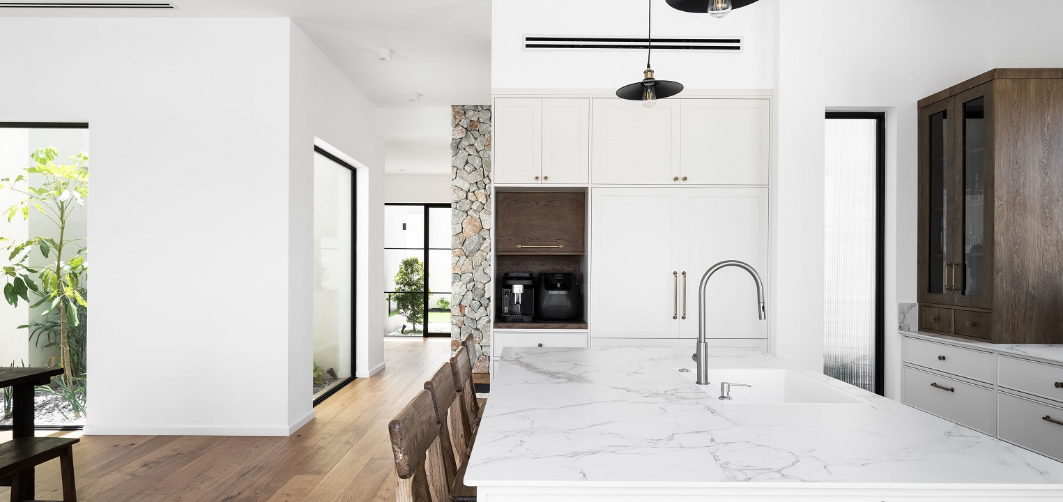 מתוך המטבח בית בסגנון באוהאוס דלתות וחלונות מסדרות 7600 ו 5600 של קליל