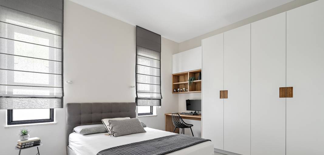 חלונות לחדר השינה עם קווי פרופיל צרים באוהאוס 5600