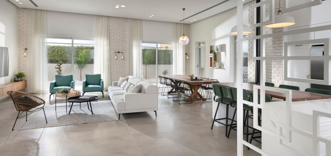 דלתות הזזה במראה כפרי עם פרופיל צר מסדרת בלגי 7300 של קליל