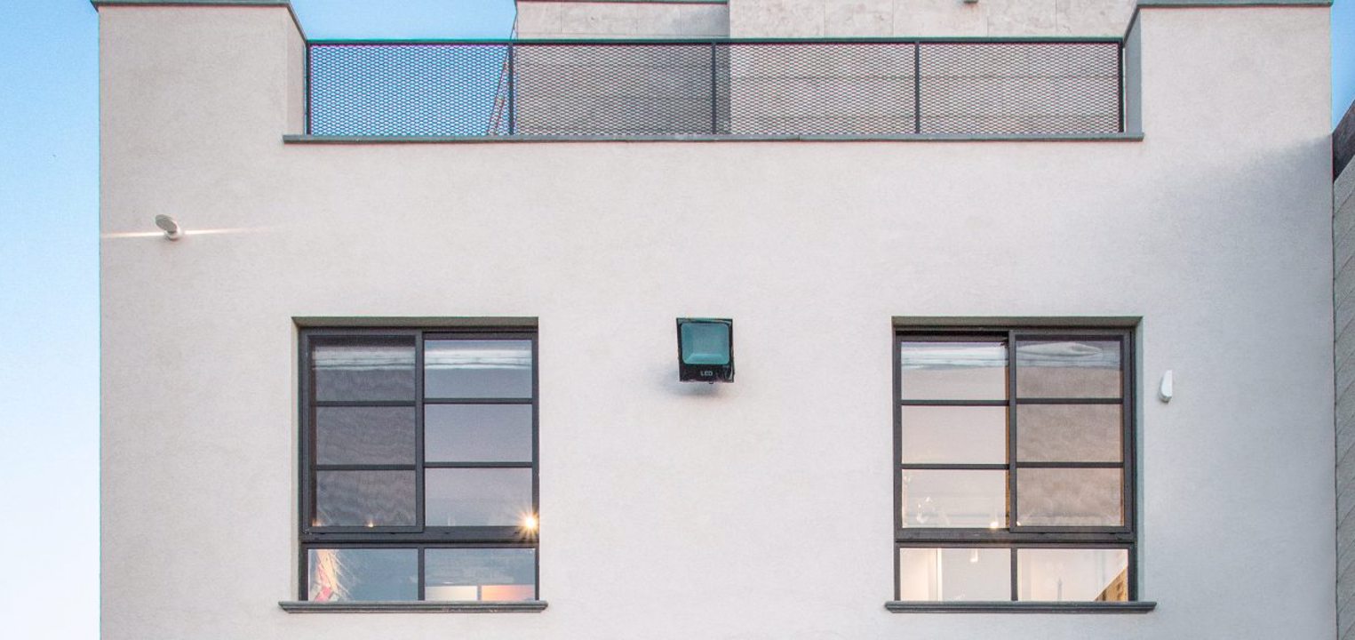 קליל באוהאוס 5600 דלת וחלון ציר בשילוב קבוע צד ציר על קבוע תחתון מבט מבחוץ ק.קרקע וק.ראשונה שחור (2) (1)