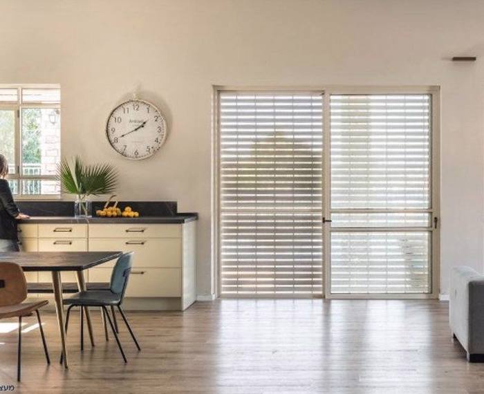 קליל בלגי 4300 + 7300 דלת + חלון הזזה + ציר דו כנפי בשילוב קבוע עליון ותחתון גן יבנה סלון + מטבח לבן